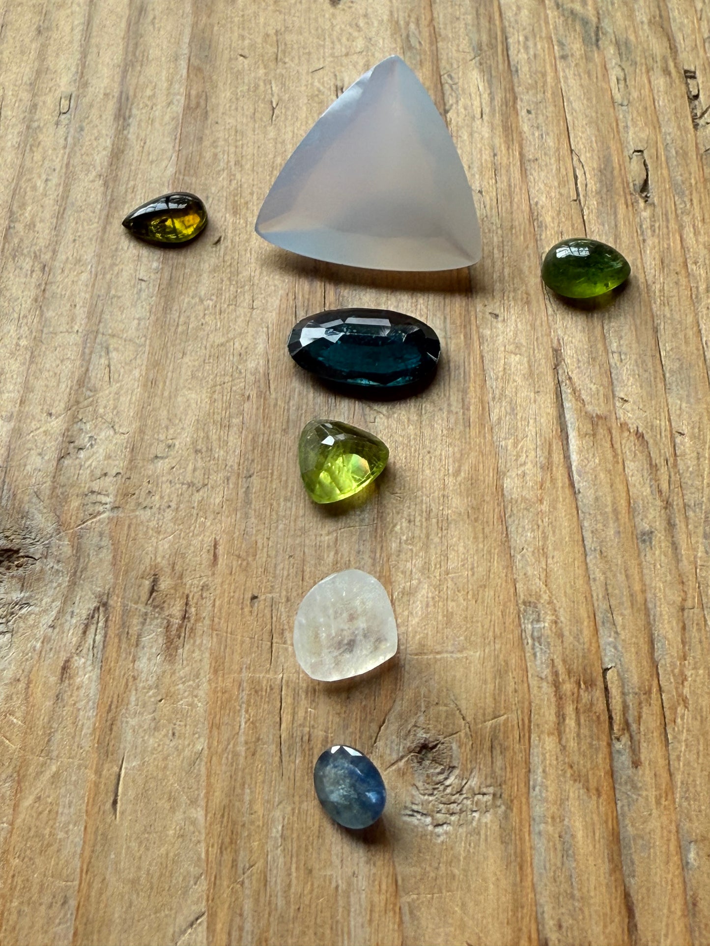 Gemstone Collection 556: Chalcedony, Peridot, Moonstone, Kyanite - 23 CT