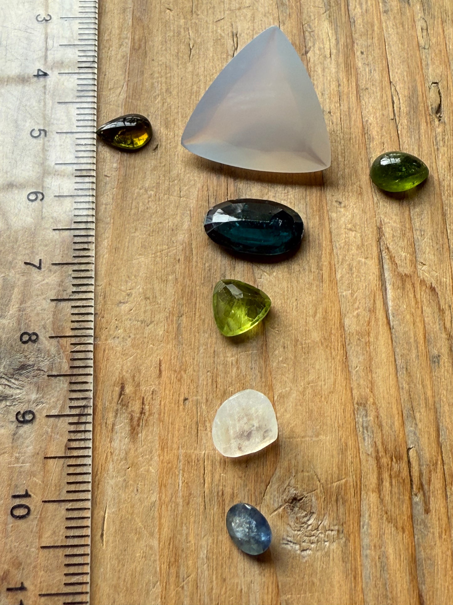Gemstone Collection 556: Chalcedony, Peridot, Moonstone, Kyanite - 23 CT