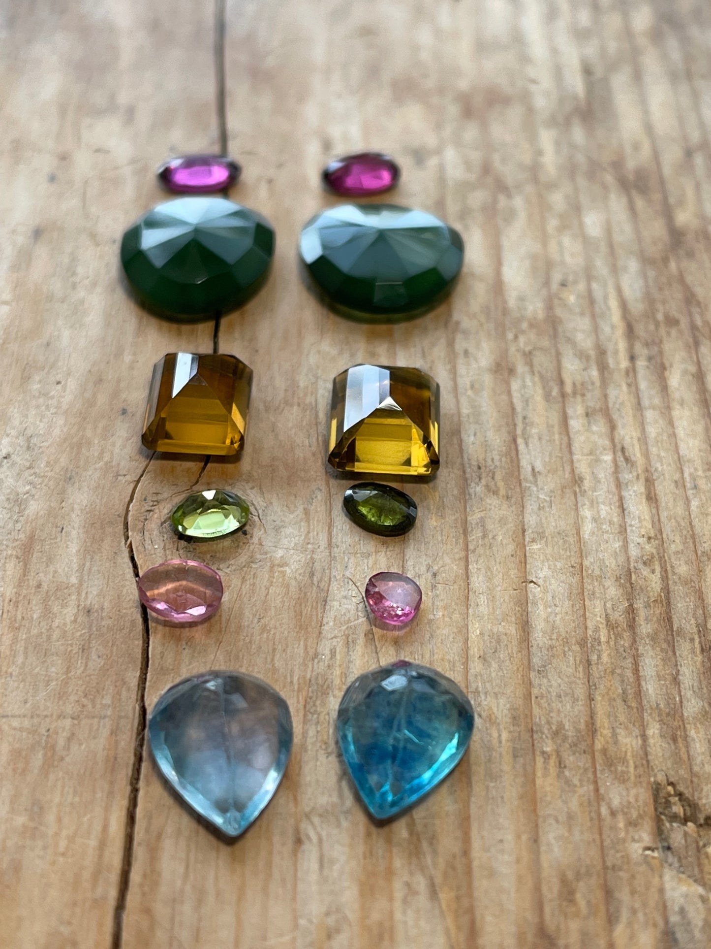 GEMSTONE COLLECTION 654: PERIDOT, HONEY QUARTZ, RAINBOW TOURMALINE, RHODOLITE GARNET, FLUORITE, VASONITE - 34CT