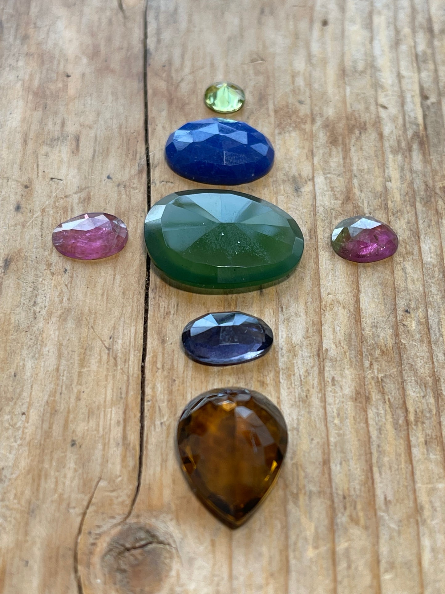 GEMSTONE COLLECTION 655: VASONITE, IOLITE, PERIDOT, HONEY QUARTZ, LAPIS LAZULI, RAINBOW TOURMALINE - 23CT