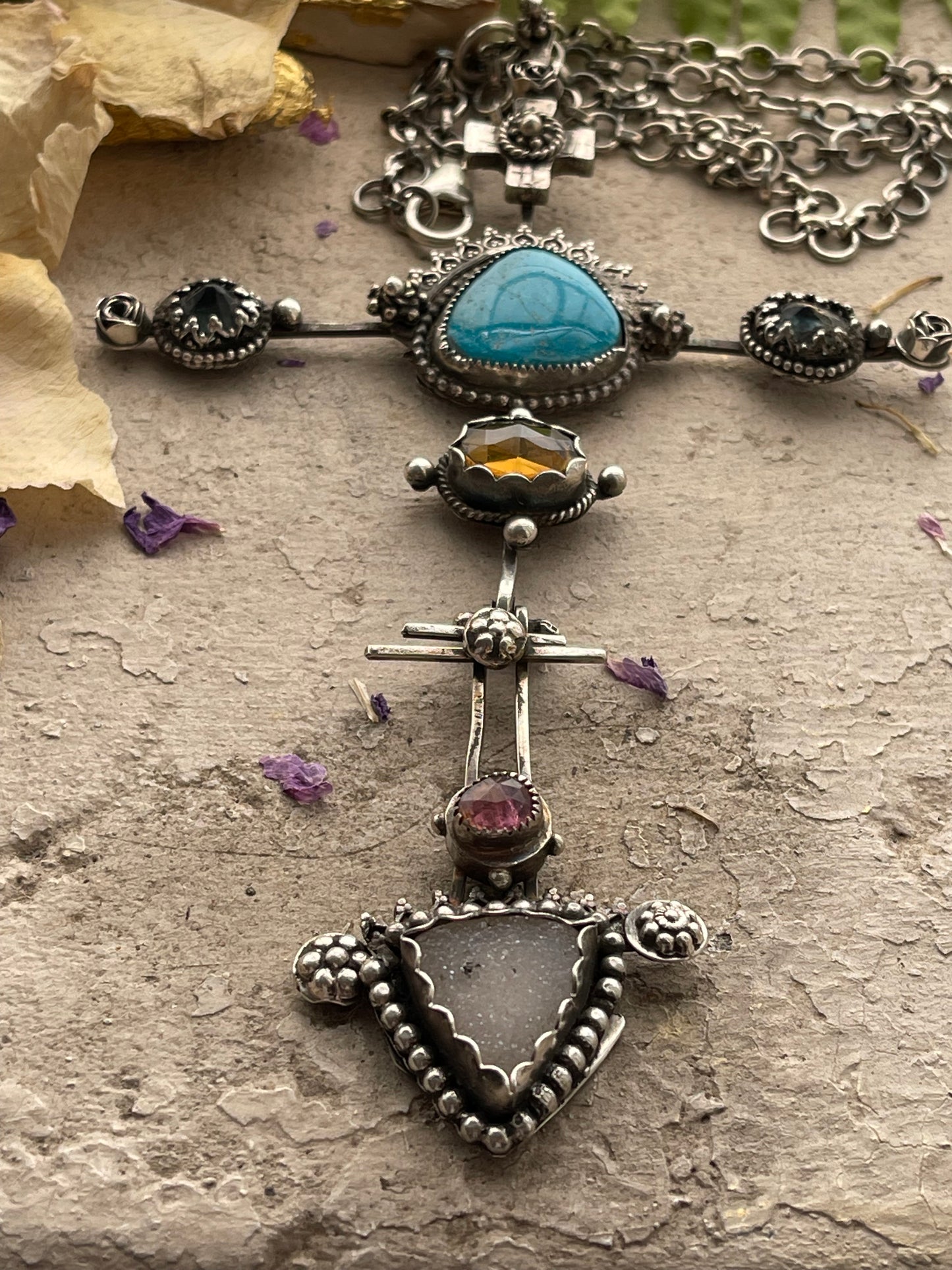 NECKLACE 06 : POWER PIECE