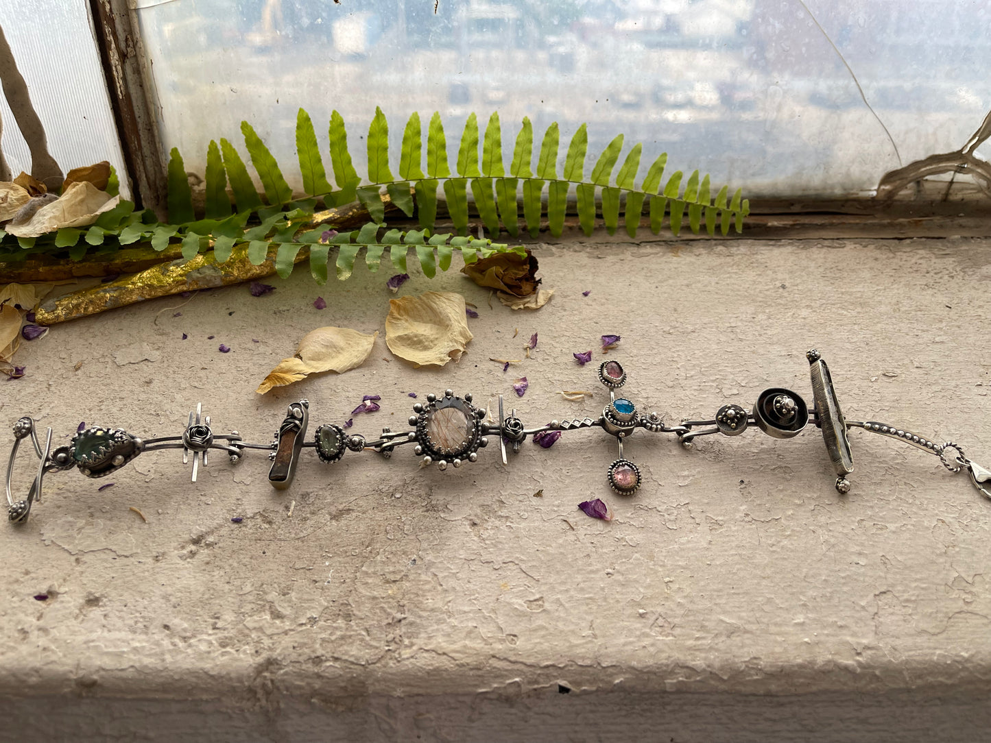 NECKLACE 16 : OBJECTS CHOKER