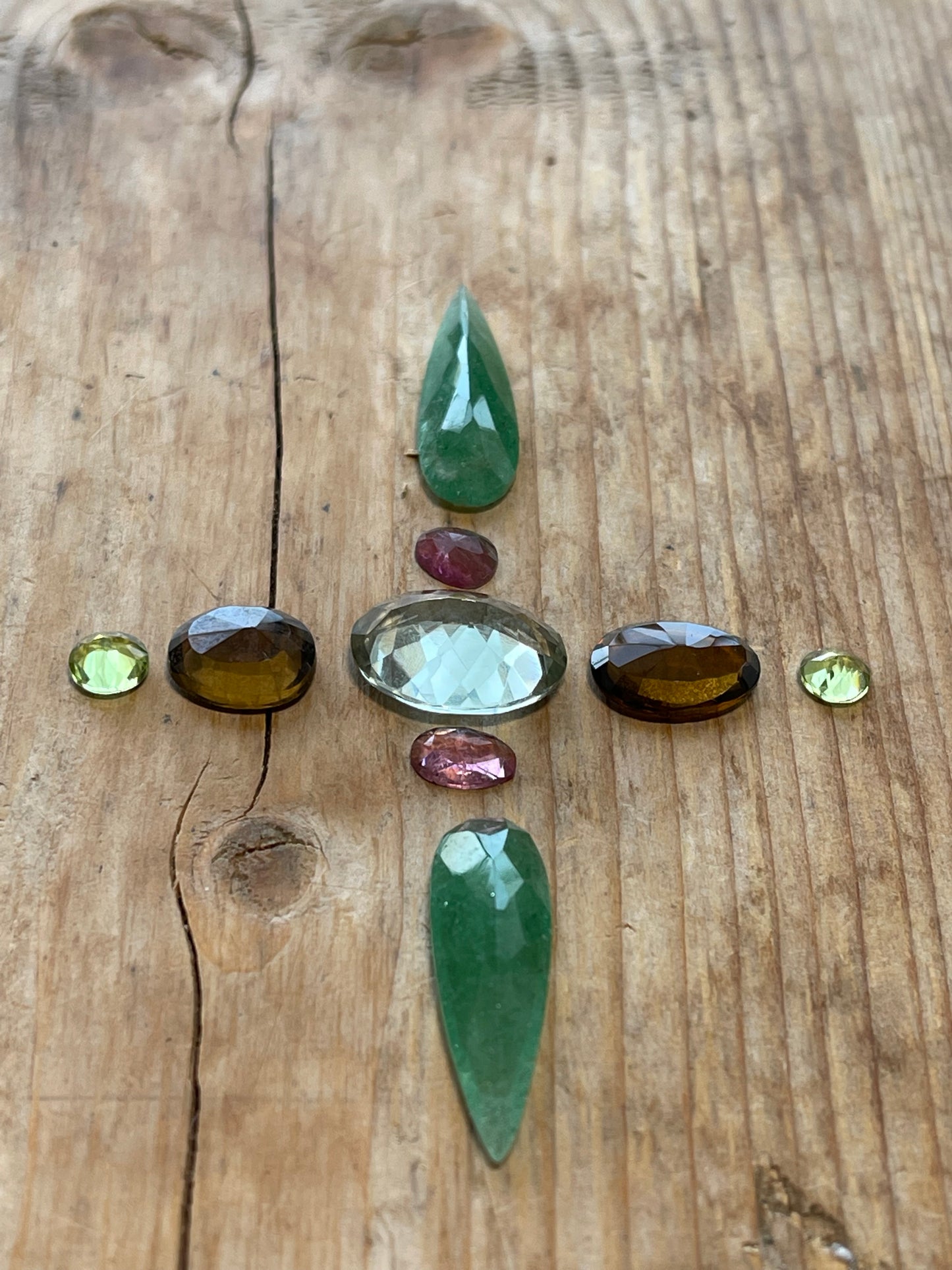 GEMSTONE COLLECTION 657: GREEN AMETHYST, HONEY QUARTZ, PERIDOT, RAINBOW TOURMALINE, GREEN ONYX - 27CT