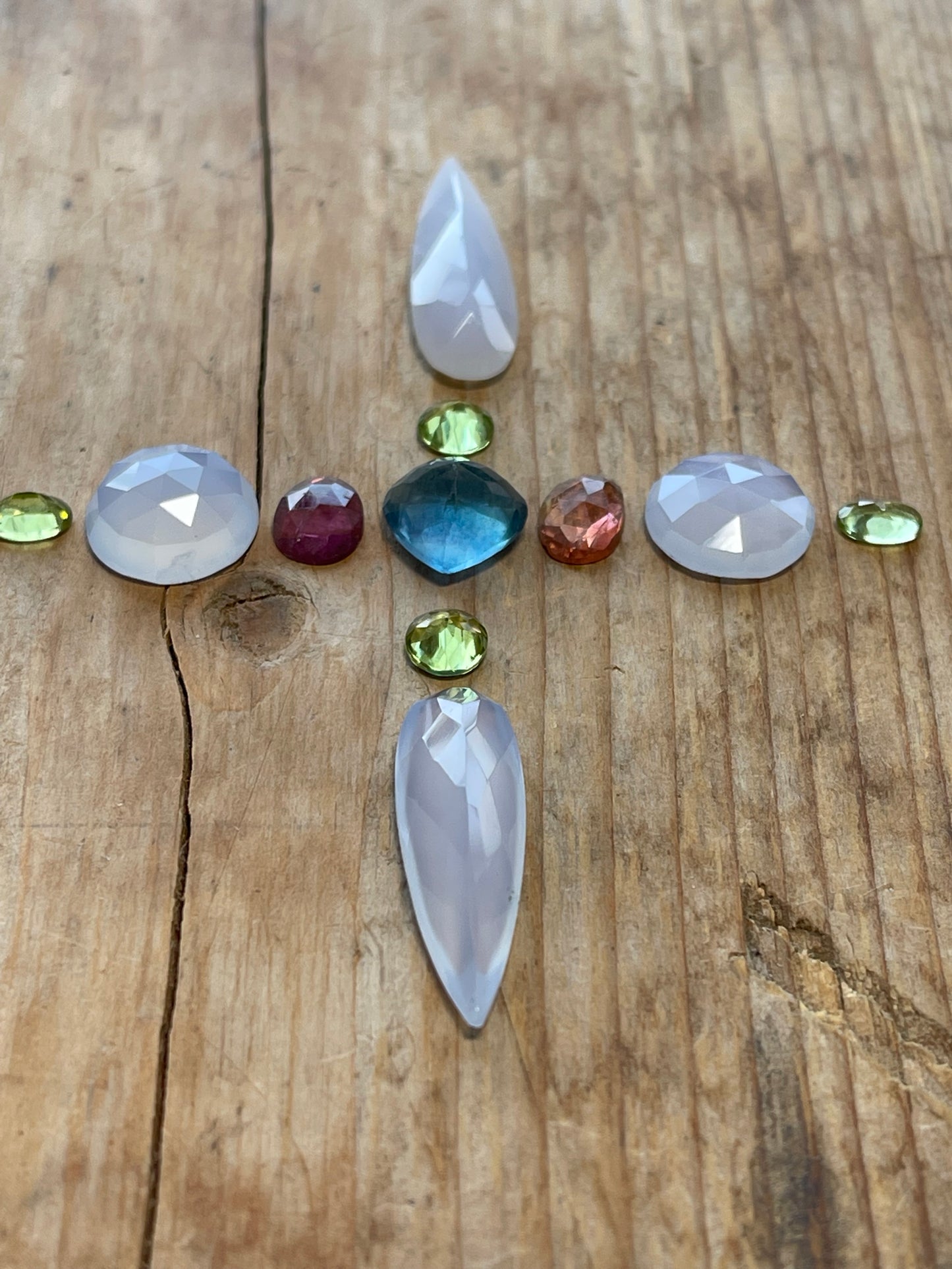 GEMSTONE COLLECTION 658: CHALCEDONY, FLUORITE, RAINBOW TOURMALINE, PERIDOT - 30CT