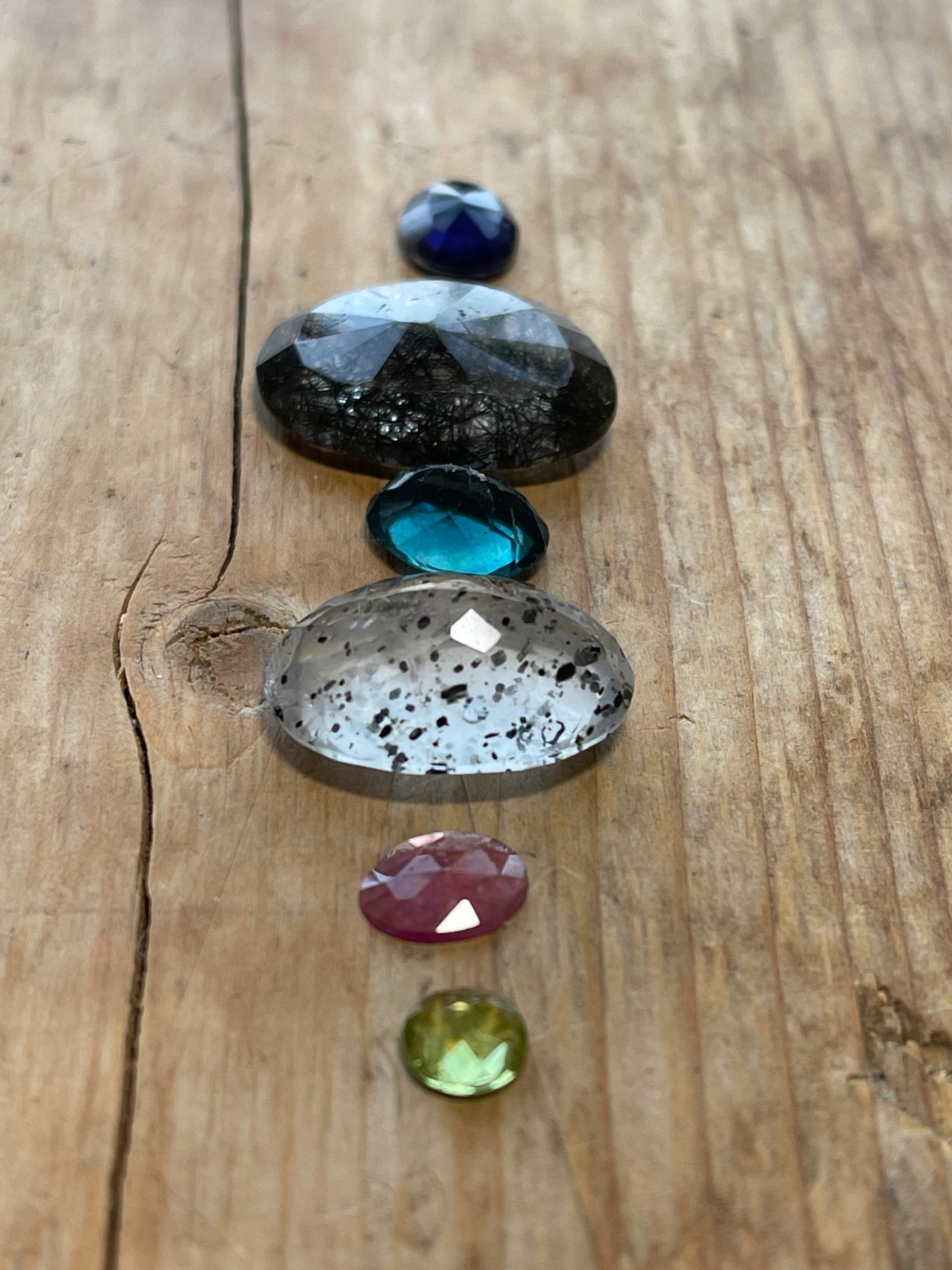 GEMSTONE COLLECTION 663: BLACK RUTILATED QUARTZ, FLUORITE, SPECKLED AGATE, PERIDOT, RAINBOW TOURMALINE, IOLITE - 35CT