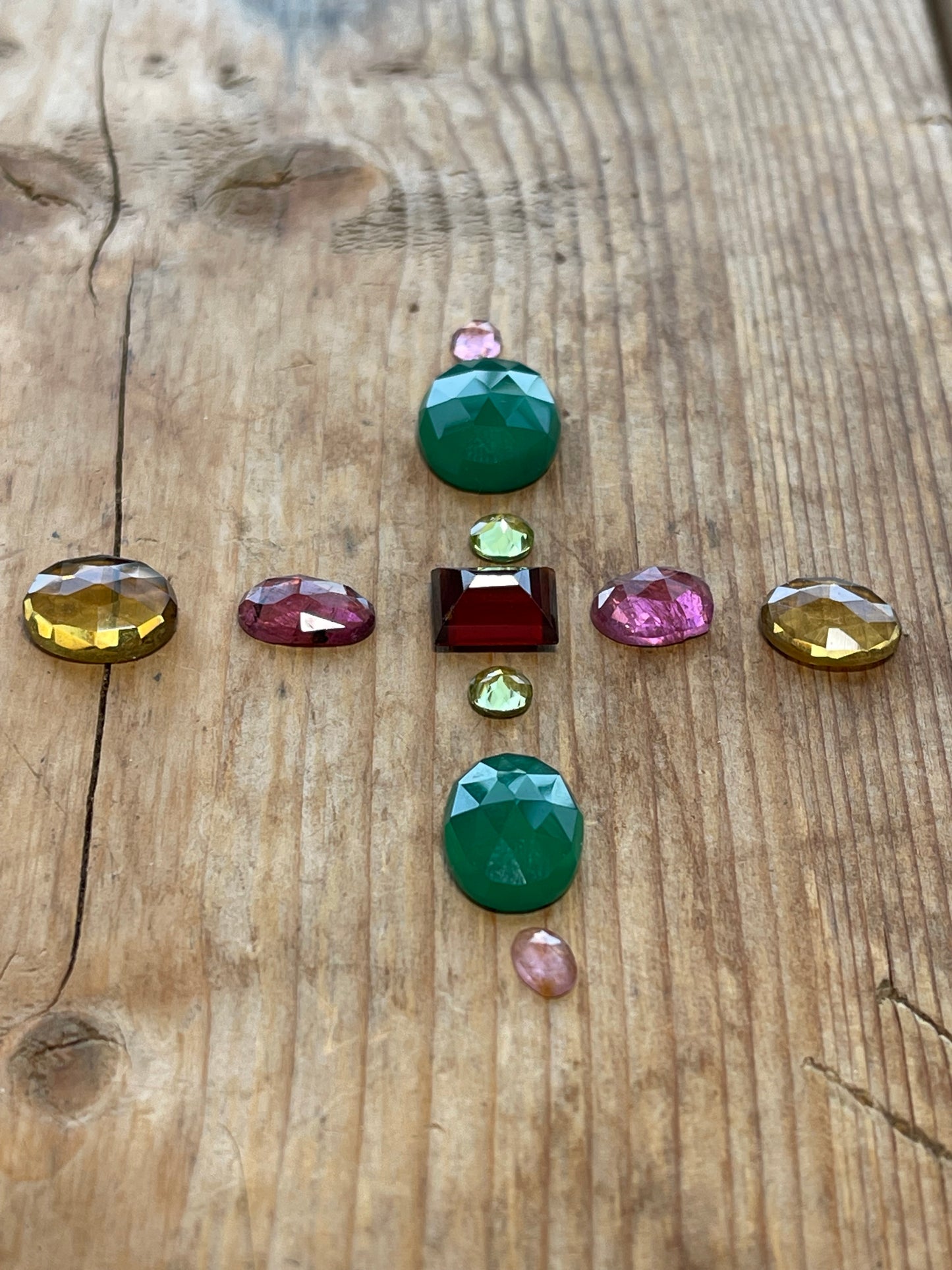 GEMSTONE COLLECTION 669: GREEN ONYX, CITRINE, RAINBOW TOURMALINE, RHODOLITE GARNET, PERIDOT - 25CT