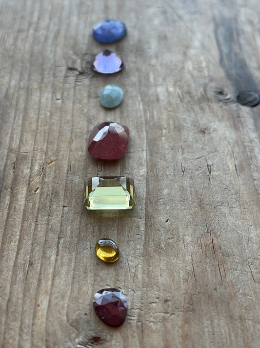 Gemstone Collection 04: Chakra Stone - Cherry Quartz, Amethyst, Lemon Quartz, Moonstone, Rainbow Tourmaline, Aquamarine (22CT)