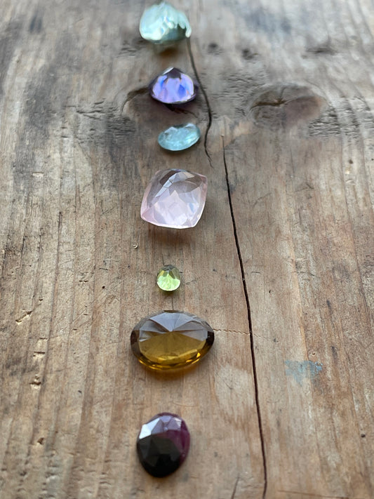 Gemstone Collection 05: Chakra Stone - Peridot, Rose Quartz, Honey Quartz, Aquamarine, Amethyst, Rainbow Tourmaline, Quartz (32CT)