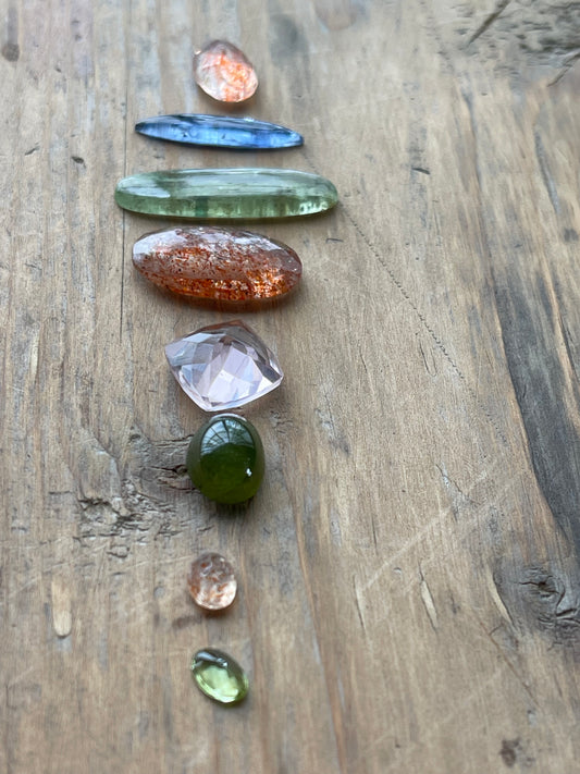 Gemstone Collection 320: Green Kyanite, Sunstone, Kyanite, Vesuvianite, Rose Quartz, Prehnite - 28CT