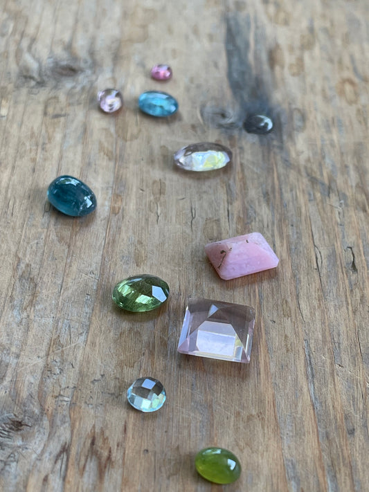 Gemstone Collection 411: Rose Quartz, Peridot, Kyanite, Tourmaline, Rainbow Tourmaline - 26 CT