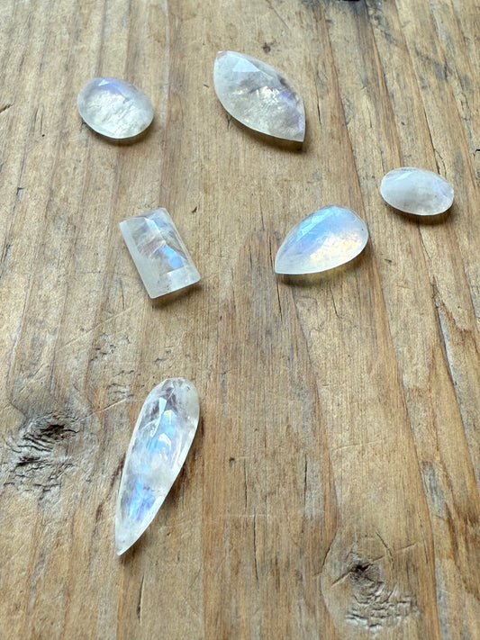 Gemstone Collection 504: Moonstone, Kyanite, Rainbow Tourmaline, Blue Sapphire - 27 CT