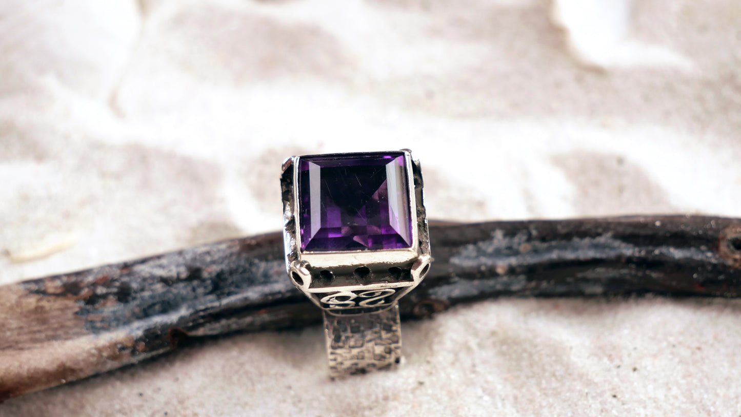 RING 58: STERLING SILVER  RING WITH AMETHYST