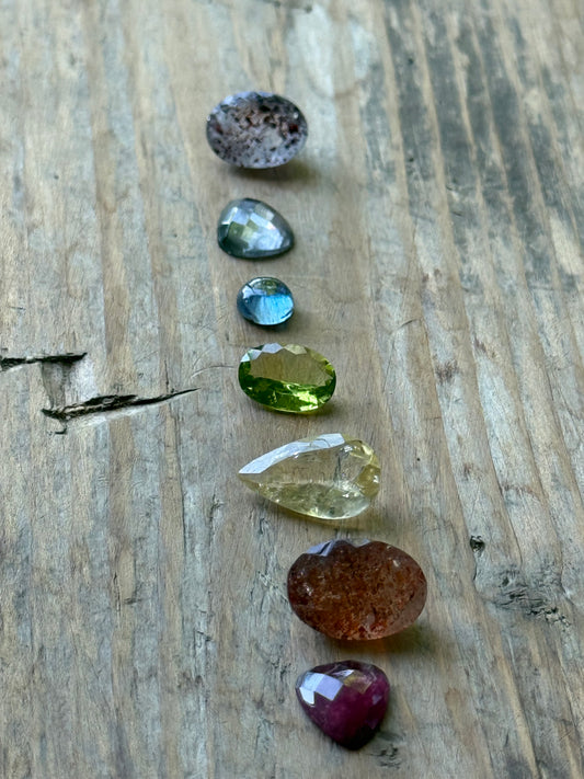 Gemstone Collection 601: Rainbow Tourmaline, Kyanite, Green Kyanite, Elestial Quartz, Peridot, Red Inclusion Quartz - 21 CT