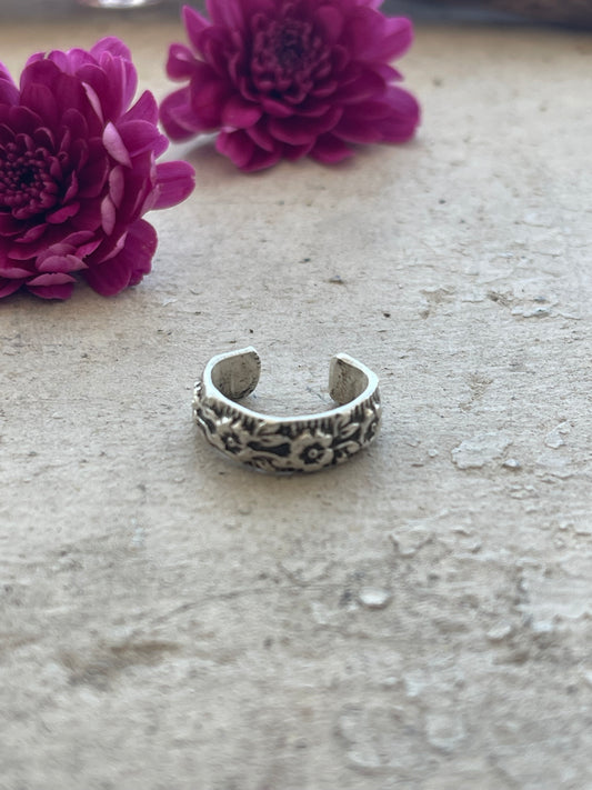 EARRING 91: STERLING SILVER CUFF WITH FLOWER PATTERN